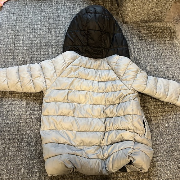 Michael kors boys long winter jacket. Fits 2-3t but is a 2t black and grey - Picture 4 of 4